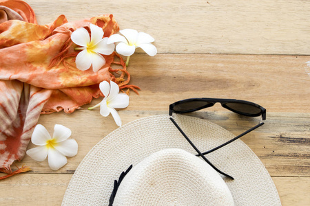 橙色围巾帽子和太阳镜配件的生活方式妇女放松夏季背景木