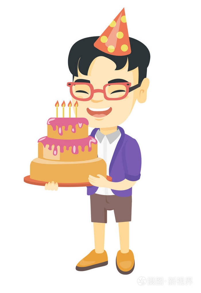 亚洲儿童用蜡烛捧生日蛋糕