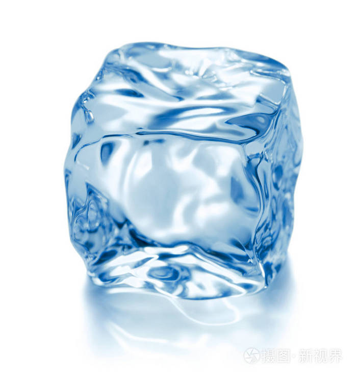 在白色背景下分离的单个冰立方