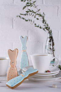 复活节兔子饼干和一杯茶。庆祝早餐表设置。节日装饰品