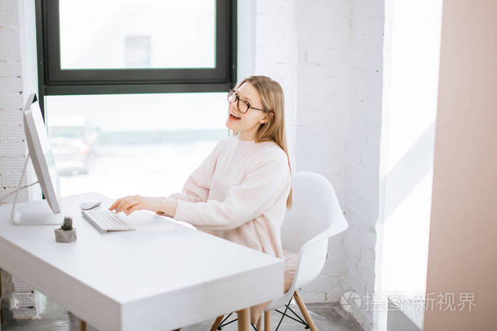 女实业家在明亮的办公室键盘打字