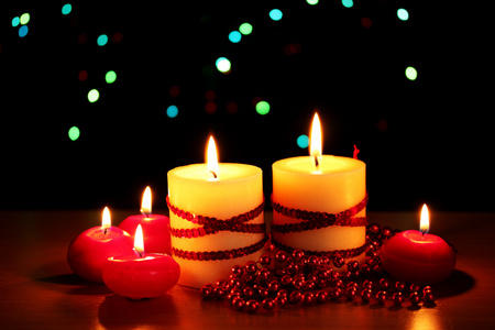 美丽的蜡烛和明亮的背景上的木桌上的装饰