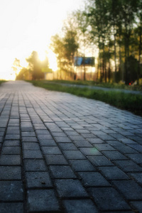 灰色的铺路石路径在夕阳消失的前景