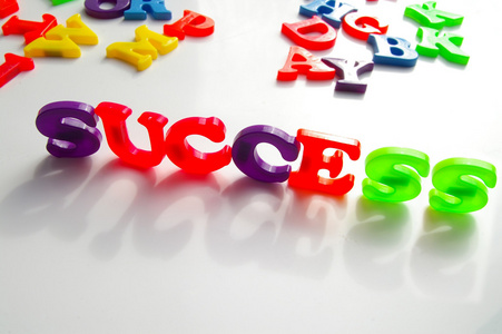 孩子们的丰富多彩的塑料字母拼写