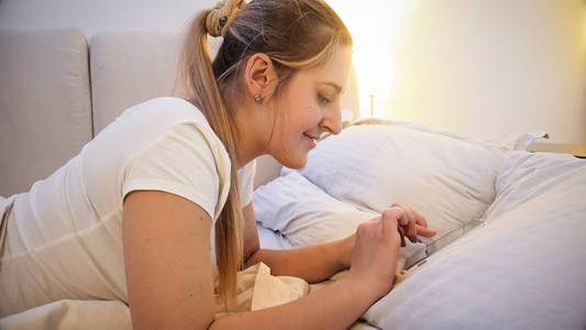 睡觉前看电脑图片