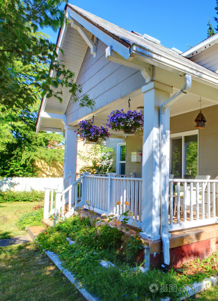 灰色可爱房子外观与白色的篱笆