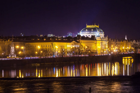 布拉格国家剧院的夜景图片
