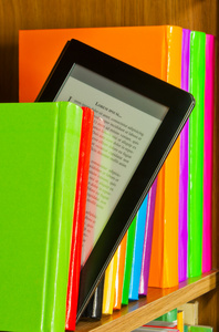 行的彩色图书和电子书阅读器