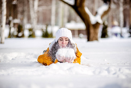 年轻女子投掷雪