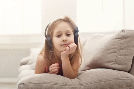 漂亮的女孩子听音乐的耳机图片