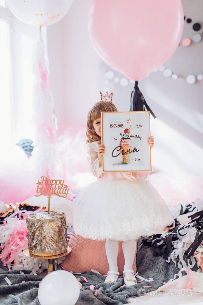 可爱的小女孩在生日聚会的房间里