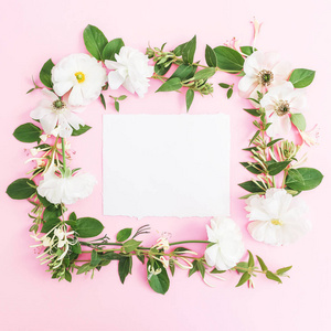花框由白色的花朵和纸卡在粉红色的背景。花卉背景。平躺, 顶部视图