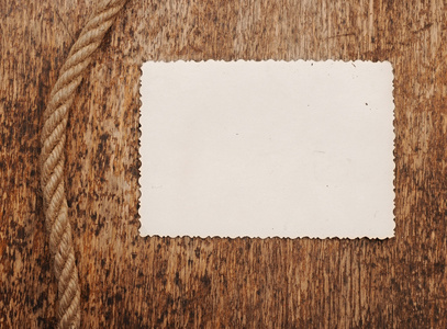 用绳子木背景上的老照片相框照片