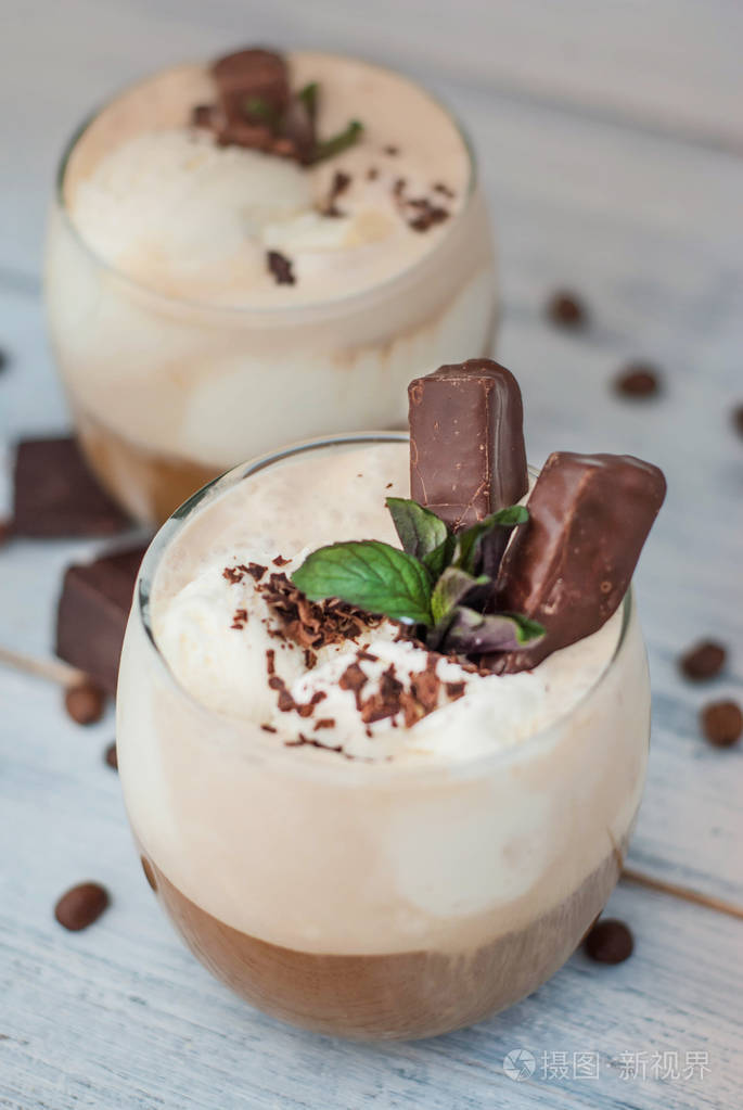 冰摩卡咖啡奶油夏季饮酒时间咖啡豆乡土质感的木质背景薄荷叶