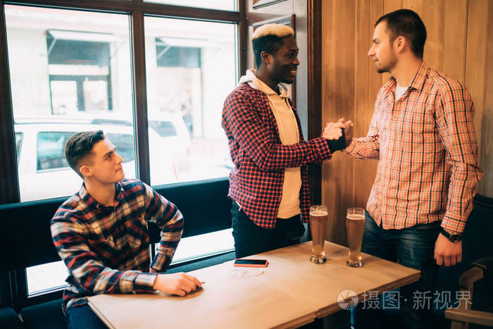 在酒吧里和最好的朋友喝一品脱啤酒见面