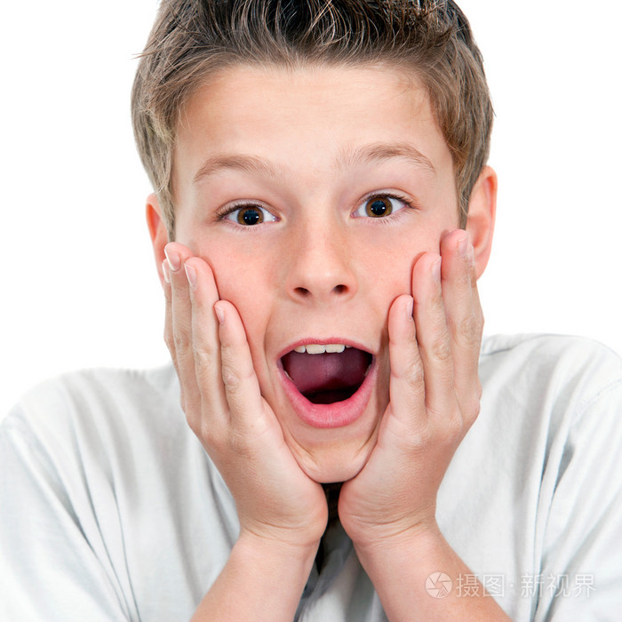 令人惊讶的脸表达与男孩的关门