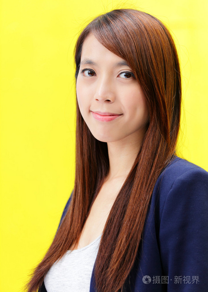 年轻的亚裔女子