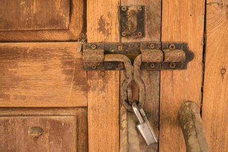 关在庙门上的老门闩老庙门详细信息在泰国庙门上的传统泰式风格艺术中