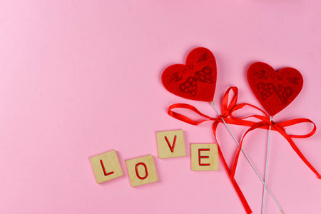 美丽的心红色刻字爱, 在粉红色的背景上的节日 St. 情人节2月14日