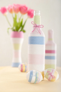 粉色郁金香 复活节彩蛋和纱包装的瓶