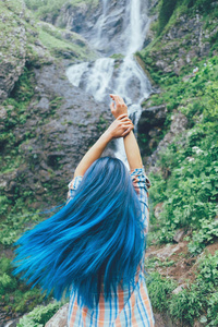 观赏瀑布风景的旅游妇女图片
