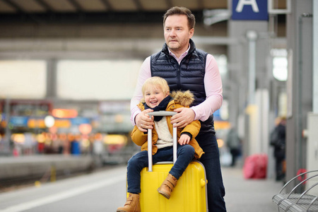 可爱的小男孩和他的父亲车站站台特快列车