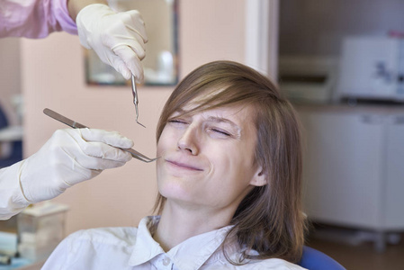 面部表情与恐怖和恐惧从牙医的痛苦照片