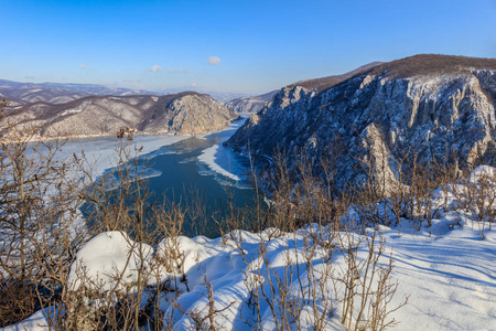在冬天，罗马尼亚多瑙河三峡