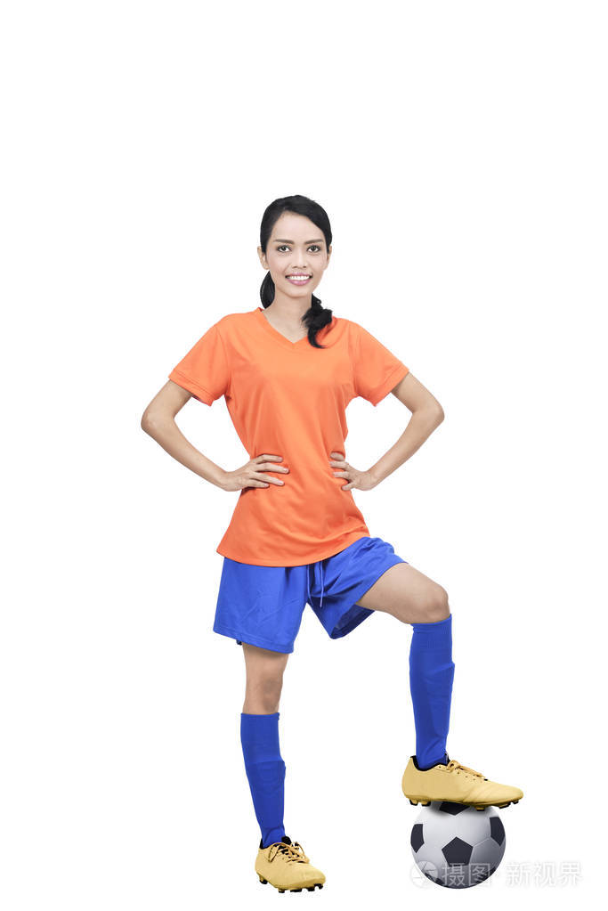 亚洲足球运动员的形象与球和手在腰部孤立的白色背景