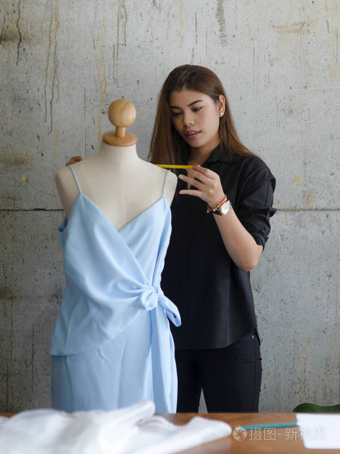 亚洲女性服装设计师使用服装假人自由职业者的生活