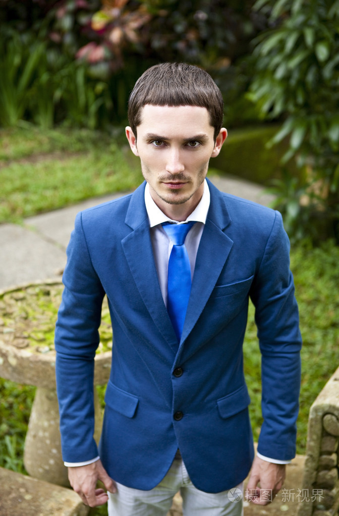 好看的美丽年轻的男人在户外服装的肖像