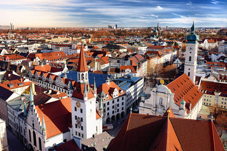 慕尼黑中心全景城市风景与老市政厅和 Heiliggeistkirche