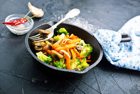 美味的煎蘑菇, 蔬菜在平底锅, 素食午餐