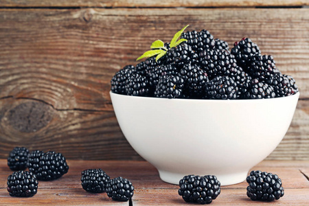熟透的黑莓在木制的桌子上的碗