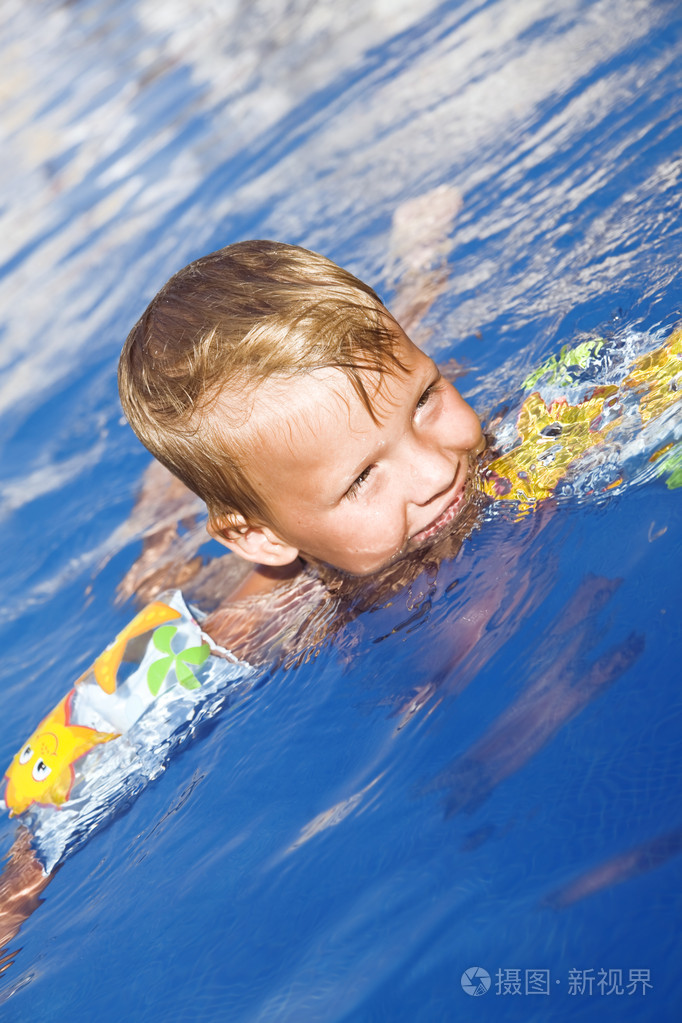 游泳池水中的小男孩