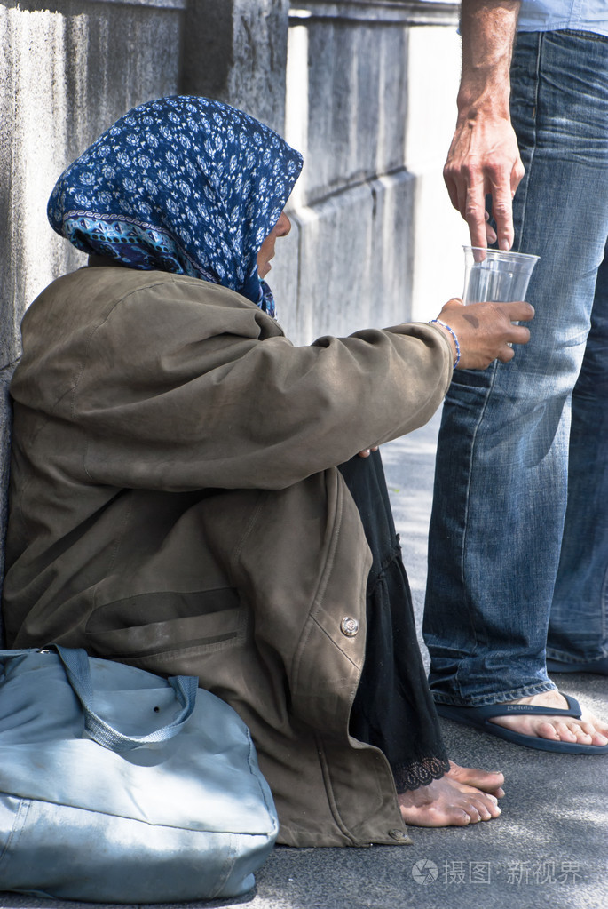 无业游民接受施舍