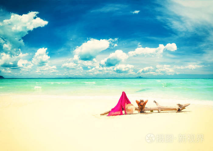 躺在热带海滩上的女子日光浴