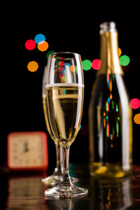 香槟杯和瓶散景背景上。新的一年名人