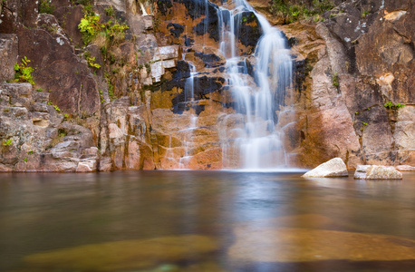 geres 国家公园，葡萄牙北部的森林深处瀑布