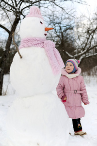 小女孩附近大堆雪人图片