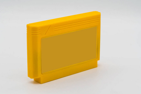 90s 隔离的塑料黄盒中的电视游戏盒