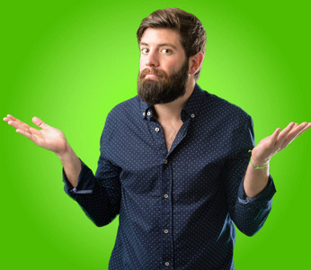 年轻时髦人以大胡子怀疑表示, 迷惑和惊奇概念, 不确定的未来在绿色