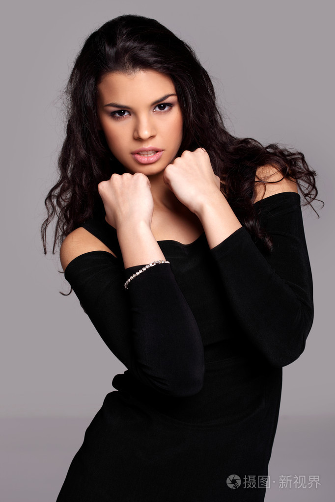 年轻漂亮的黑发在黑色