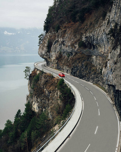 在瑞士阿尔卑斯山的特拉肯附近山路上的红色汽车