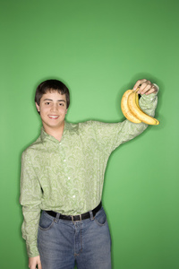 青少年男孩控股香蕉