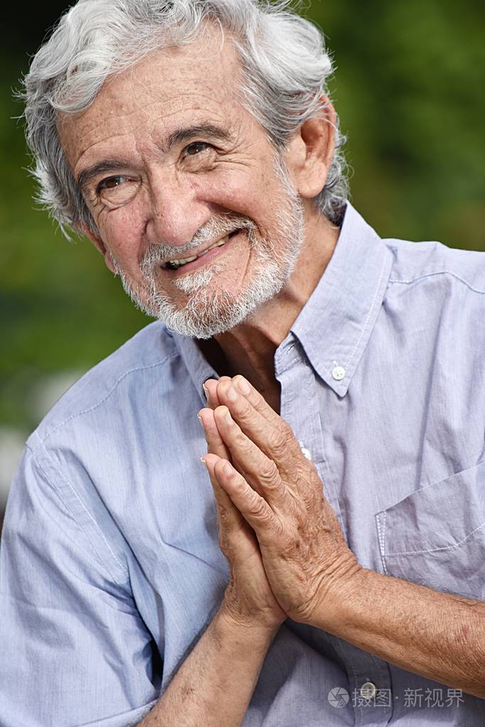 退休的祖父祈祷