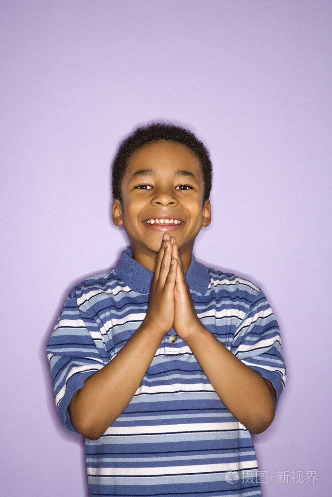 微笑的快乐男孩