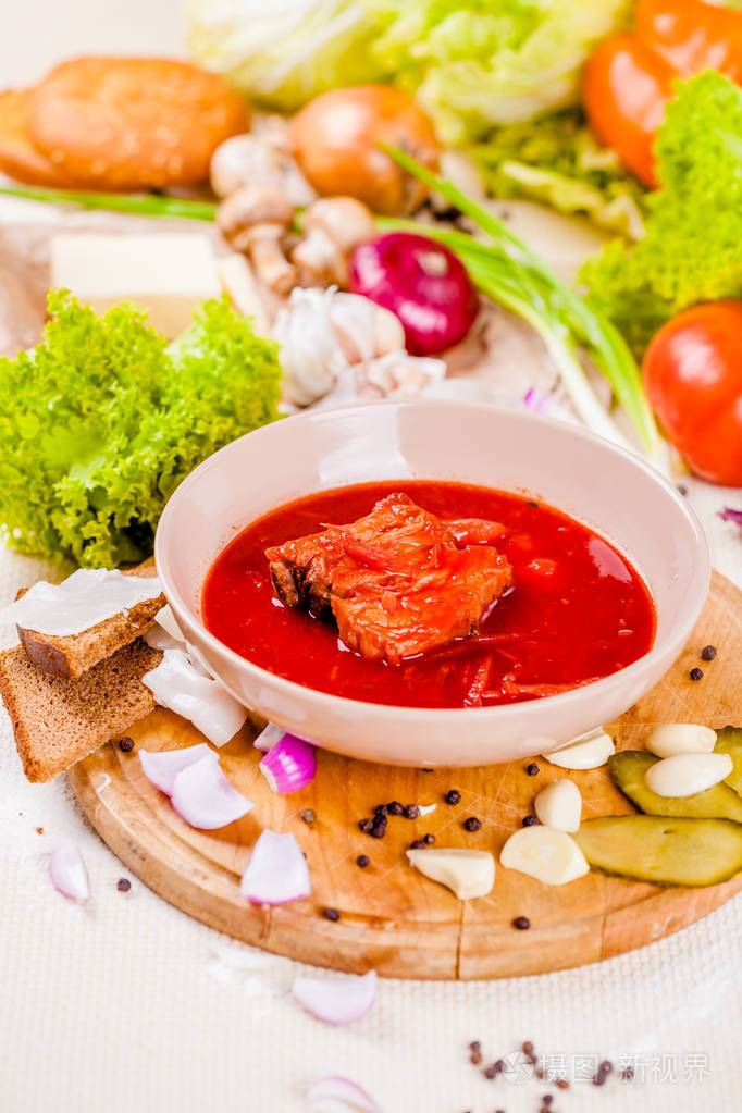 菜和肉在粉红色的盘子里的罗宋汤乌克兰菜