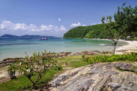 海滩和海在奥奥普劳, 沙美岛, 罗勇, 泰国. 白沙海滩和山