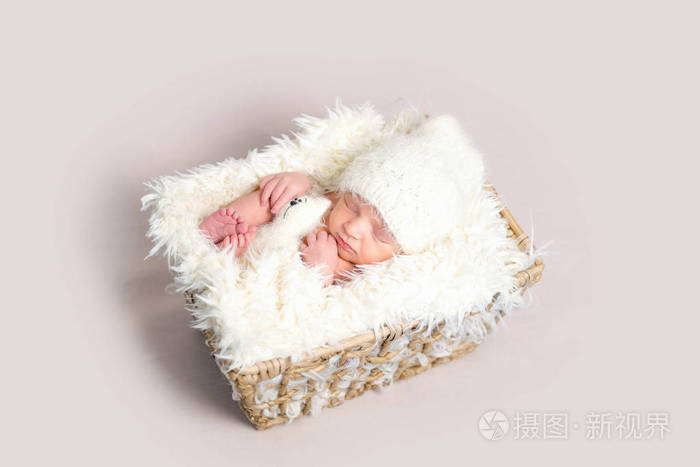 新生婴儿睡在后面腿蜷缩起来